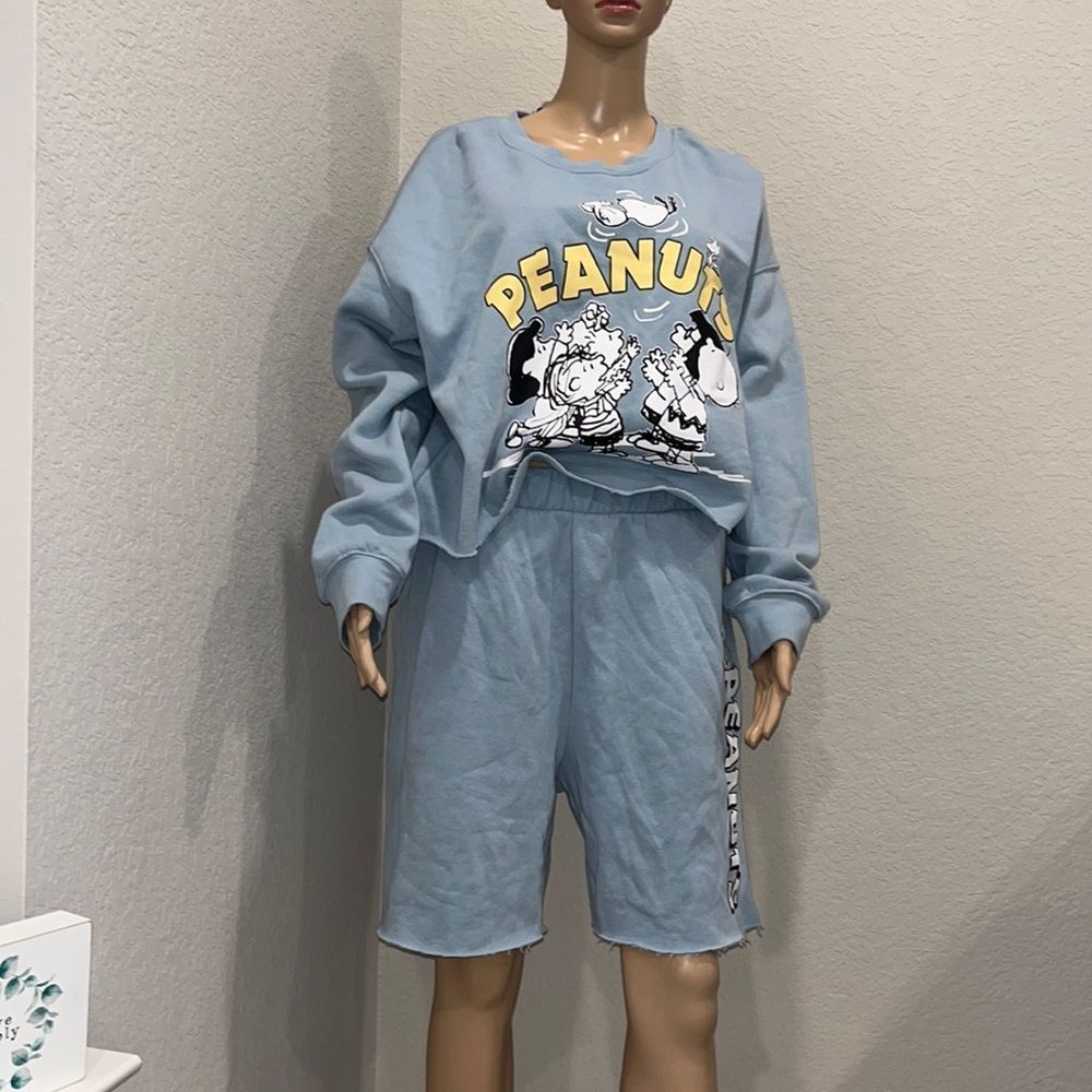 Worn once: Peanuts boxy style crop sweatshirt and matching shorts w/pockets.